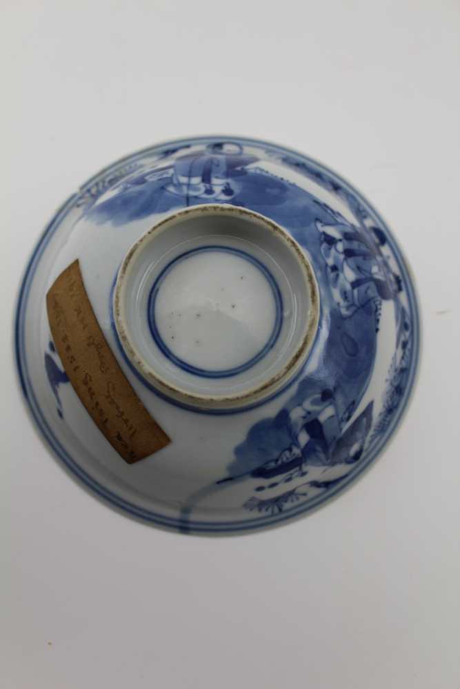 A CHINESE PORCELAIN SHALLOW BOWL in the manner of Ming Jiajing dynasty, underglaze blue painted - Bild 3 aus 6