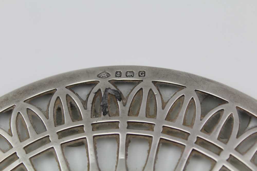 ADIE BROTHERS. LTD A SILVER OVERLAID GLASS TEAPOT STAND, Birmingham 1932, 15cm diameter - Image 2 of 3