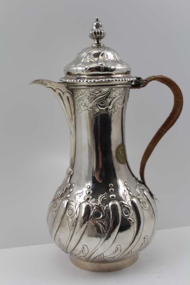 EMICK ROMER A GEORGE II SILVER JUG, the hinged cover with urn finial, repousse decoration with - Image 2 of 6