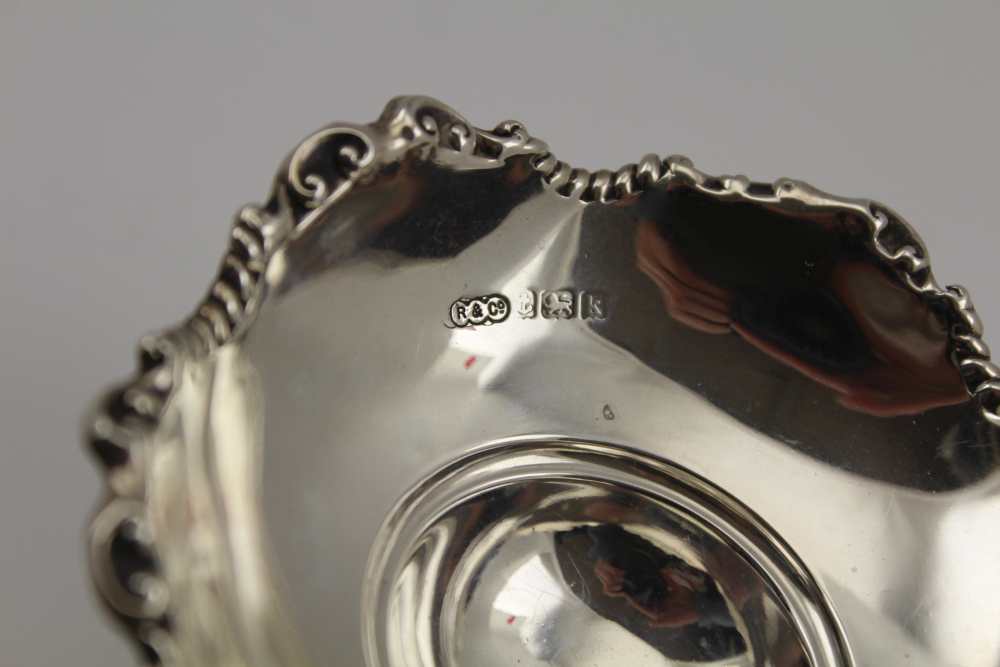 FENTON, RUSSELL & CO. LTD AN EDWARDIAN SILVER BONBON DISH, the beaded serpentine rim with pierced - Image 5 of 5