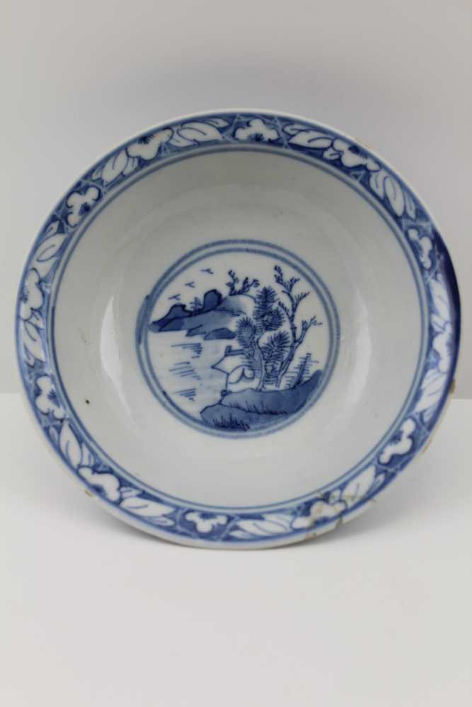 A CHINESE PORCELAIN SHALLOW BOWL in the manner of Ming Jiajing dynasty, underglaze blue painted - Bild 2 aus 6