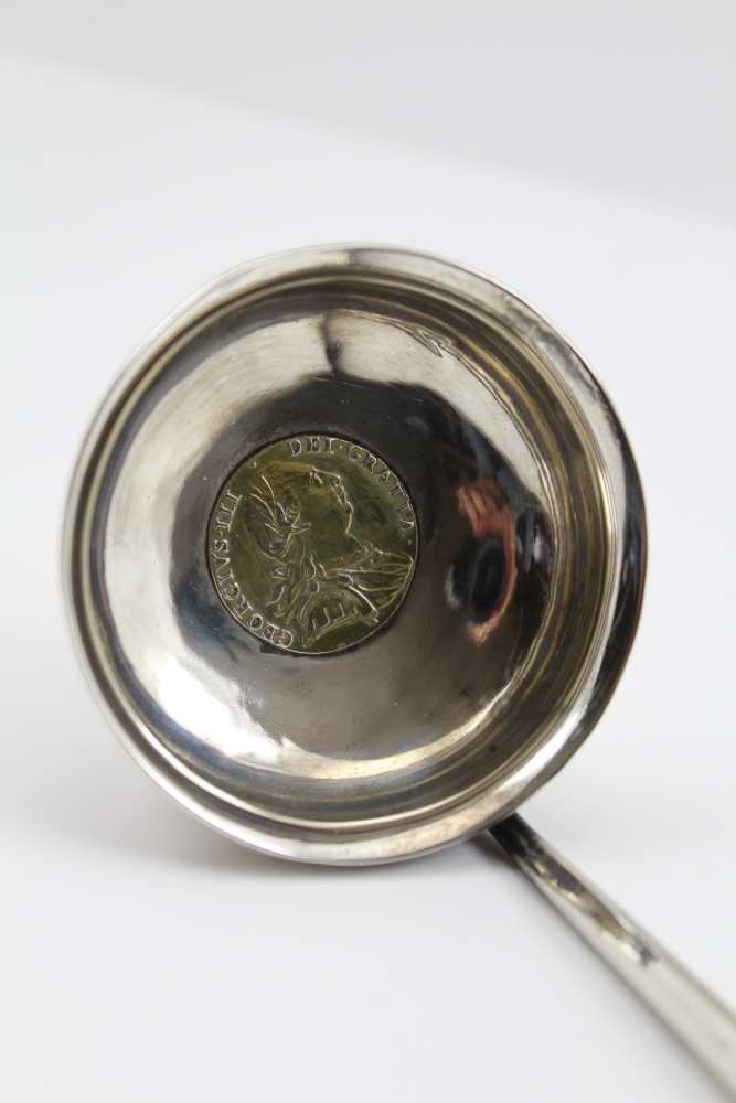 AN 18TH CENTURY TODDY LADLE, the bowl inset with a gilded George III 1787 shilling, having twisted - Image 3 of 4