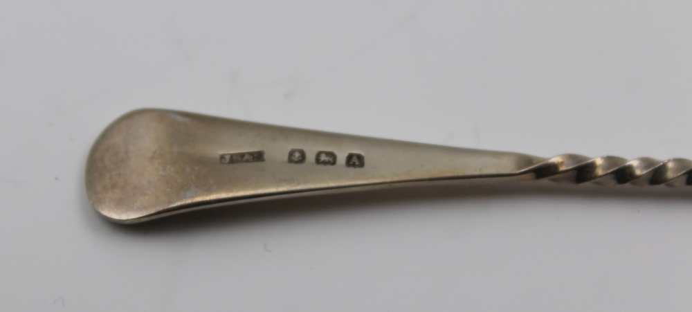 JAMES SWANN & SON A CASED SET OF TWELVE SILVER TEASPOONS, with scallop shell terminals and barley - Image 7 of 7