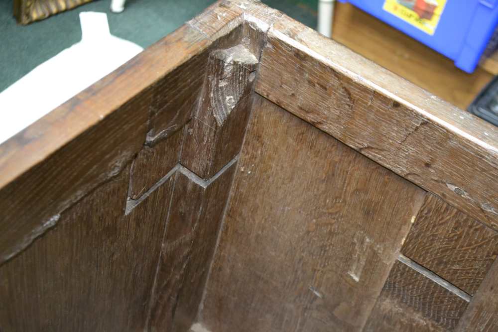 A LATE 17TH / EARLY 18TH CENTURY OAK COFFER, fitted five linen fold panels to the front, on stile - Image 7 of 9