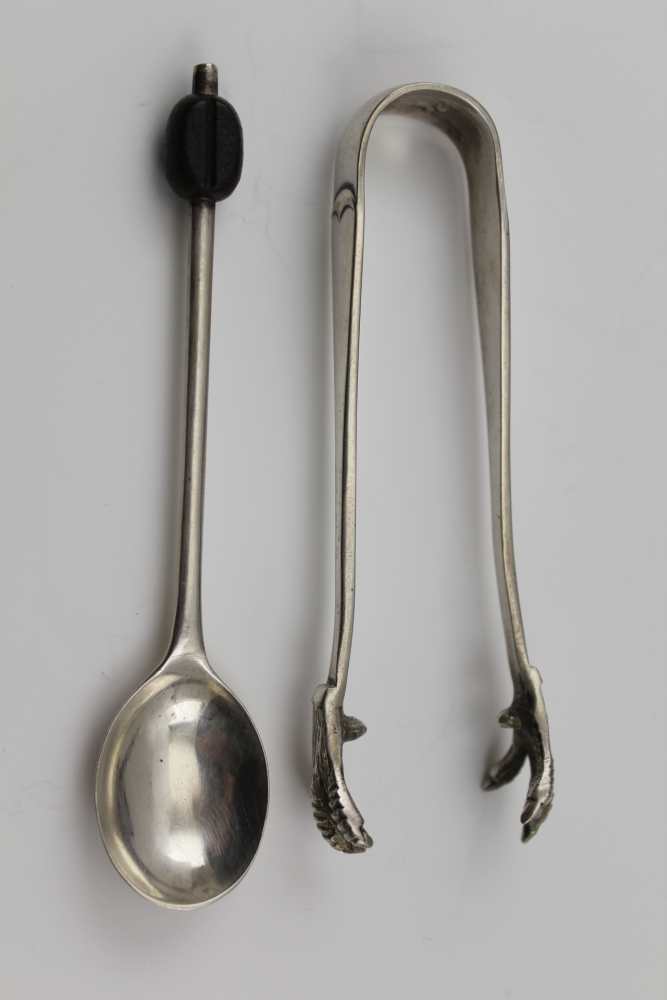 JAMES SWANN & SON A CASED SET OF TWELVE SILVER TEASPOONS, with scallop shell terminals and barley - Image 3 of 7