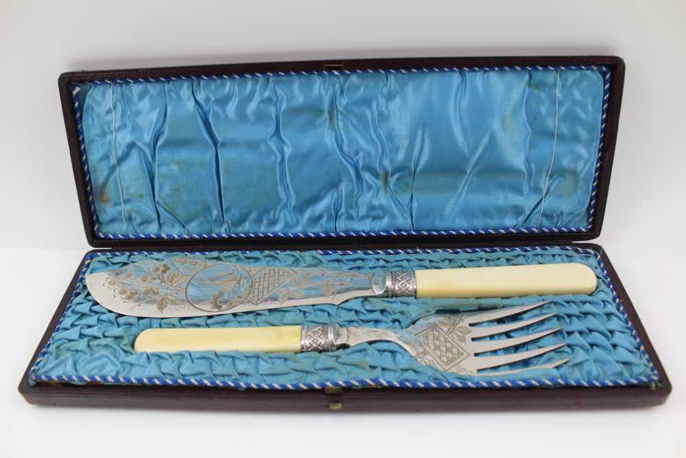 A PAIR OF EARLY 20TH CENTURY CASED FISH SERVERS, the plated blade engraved with Japonaise