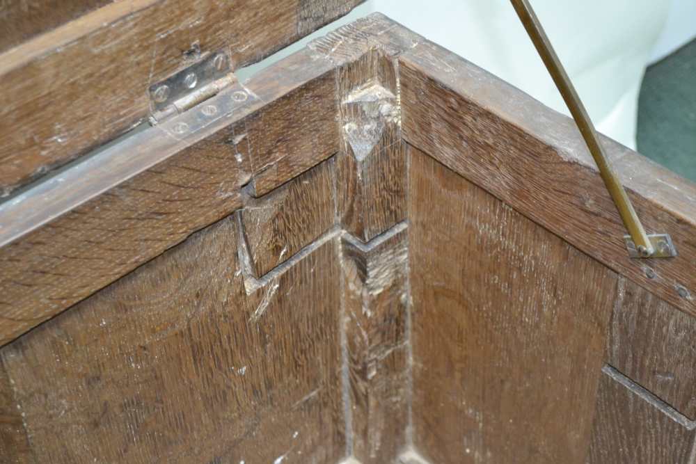 A LATE 17TH / EARLY 18TH CENTURY OAK COFFER, fitted five linen fold panels to the front, on stile - Image 4 of 9