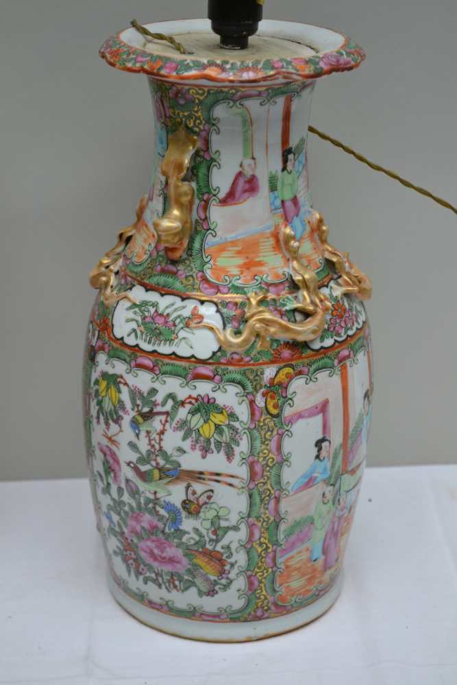 A PAIR OF CHINESE PORCELAIN FAMILLE ROSE VASES with applied gilded salamanders to the necks, - Bild 2 aus 5