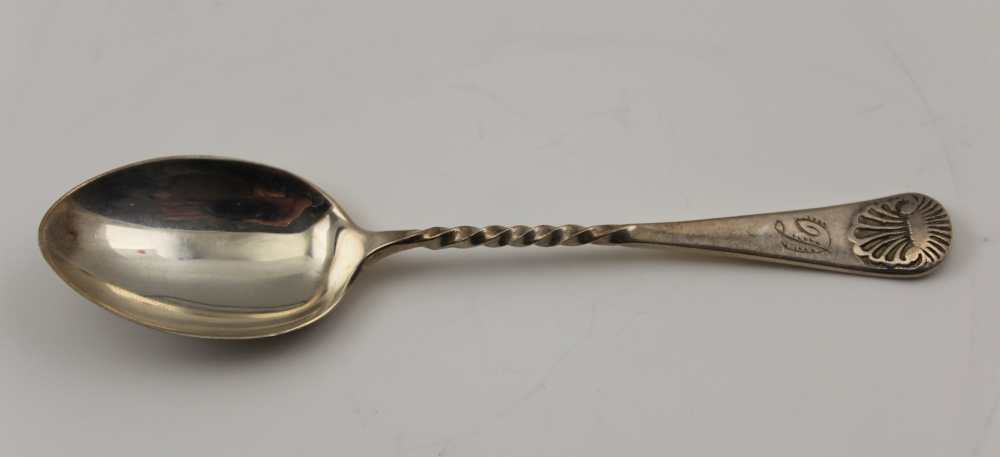 JAMES SWANN & SON A CASED SET OF TWELVE SILVER TEASPOONS, with scallop shell terminals and barley - Image 6 of 7