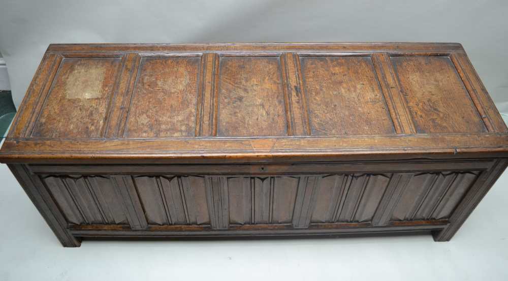 A LATE 17TH / EARLY 18TH CENTURY OAK COFFER, fitted five linen fold panels to the front, on stile - Image 2 of 9