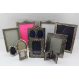 A SILVER MOUNTED EASEL DESIGN PHOTOGRAPH FRAME to display an image 8cm x 5cm, together with a silver