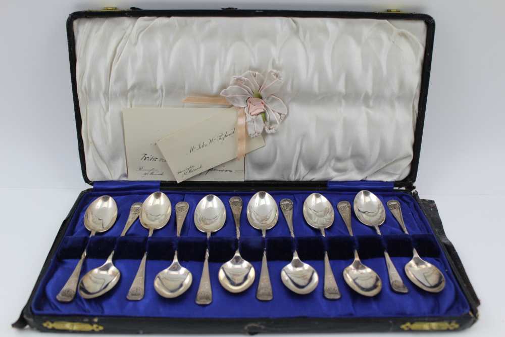 JAMES SWANN & SON A CASED SET OF TWELVE SILVER TEASPOONS, with scallop shell terminals and barley - Image 5 of 7