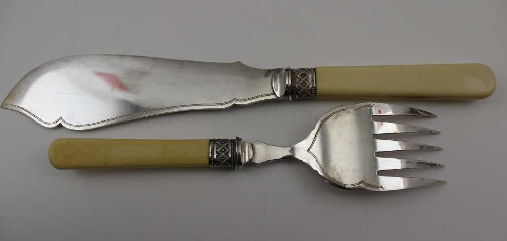 A PAIR OF EARLY 20TH CENTURY CASED FISH SERVERS, the plated blade engraved with Japonaise - Image 4 of 4