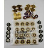 A COLLECTION OF MISCELLANEOUS BUTTONS AND CRAVAT CLIPS, gold plated, (unused)
