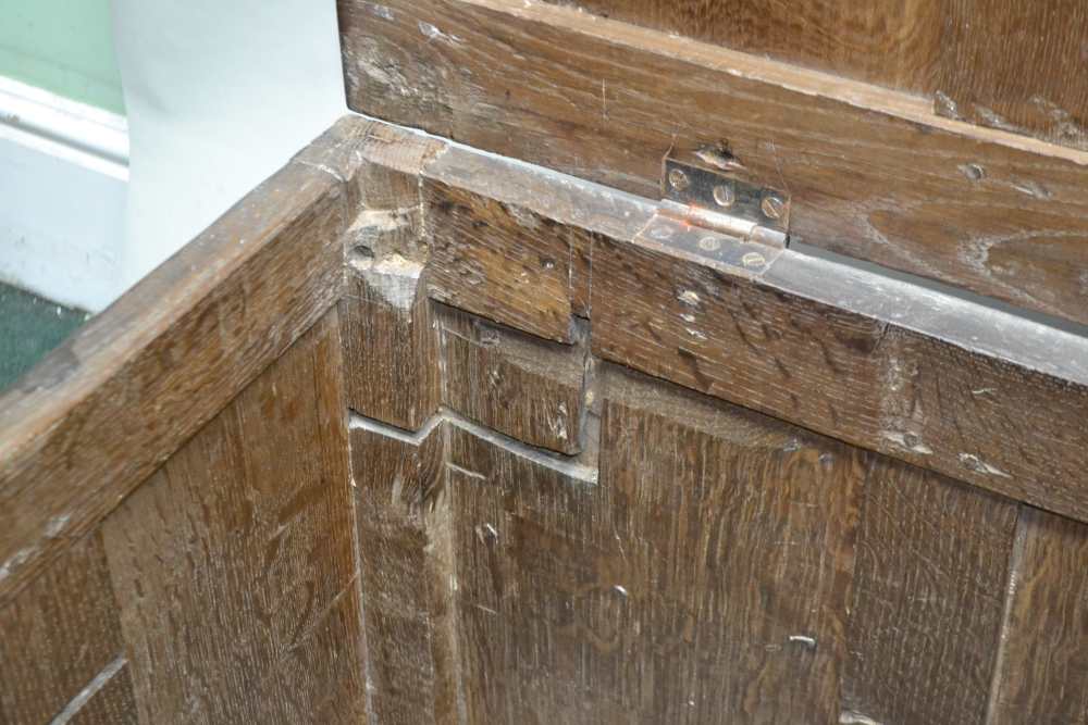 A LATE 17TH / EARLY 18TH CENTURY OAK COFFER, fitted five linen fold panels to the front, on stile - Image 6 of 9