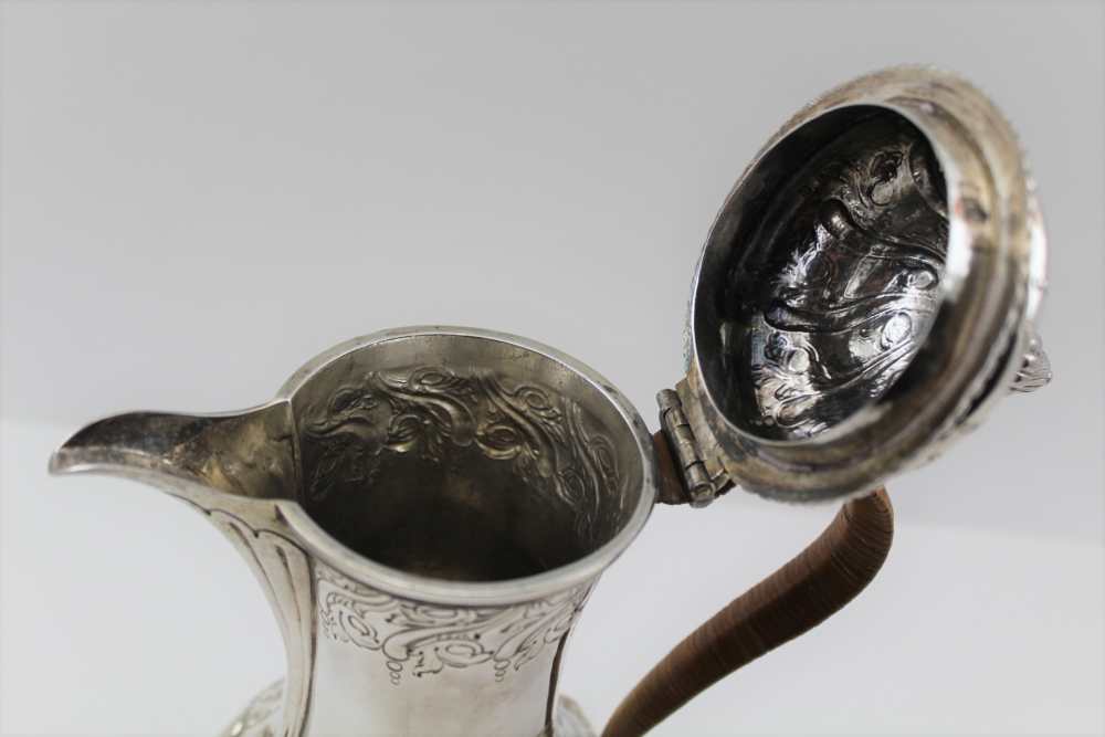 EMICK ROMER A GEORGE II SILVER JUG, the hinged cover with urn finial, repousse decoration with - Image 5 of 6