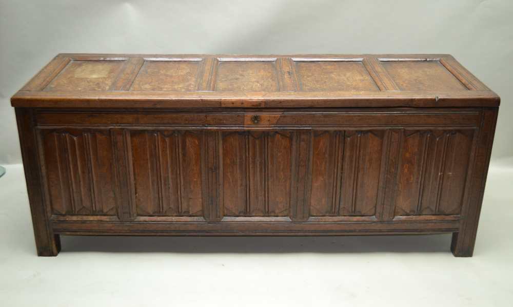 A LATE 17TH / EARLY 18TH CENTURY OAK COFFER, fitted five linen fold panels to the front, on stile
