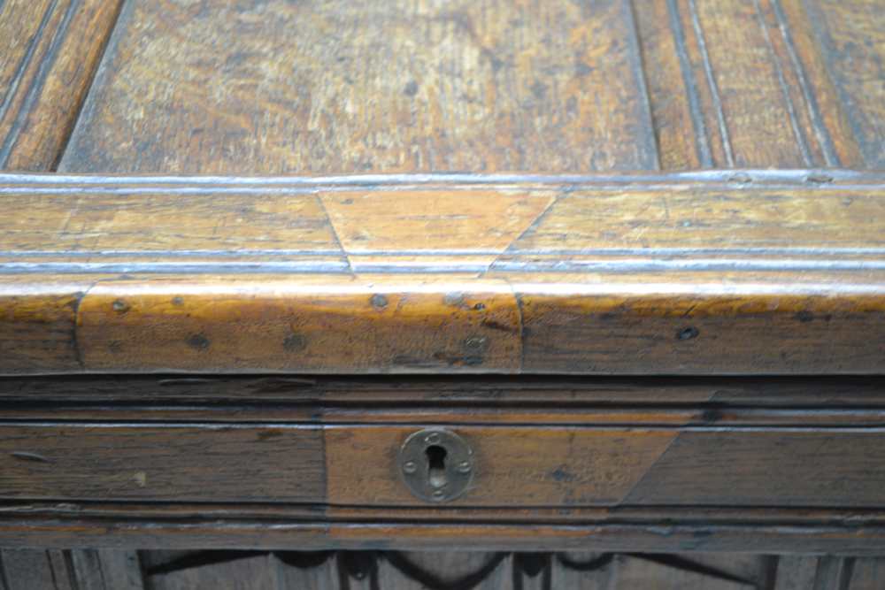 A LATE 17TH / EARLY 18TH CENTURY OAK COFFER, fitted five linen fold panels to the front, on stile - Image 3 of 9