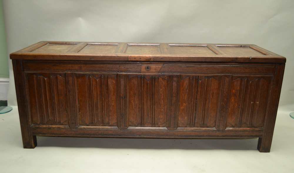 A LATE 17TH / EARLY 18TH CENTURY OAK COFFER, fitted five linen fold panels to the front, on stile - Image 9 of 9