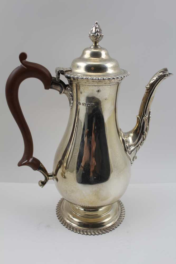 NAYLER BROTHERS A PAIR OF GEORGIAN DESIGN SILVER COFFEE POTS, of baluster form, the domed, hinged - Image 5 of 6