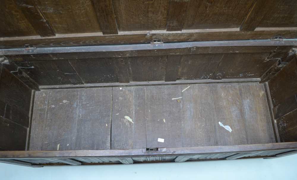 A LATE 17TH / EARLY 18TH CENTURY OAK COFFER, fitted five linen fold panels to the front, on stile - Image 8 of 9