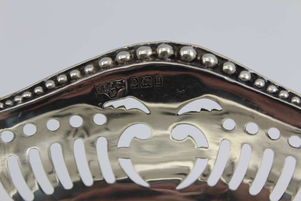 FENTON, RUSSELL & CO. LTD AN EDWARDIAN SILVER BONBON DISH, the beaded serpentine rim with pierced - Image 3 of 5