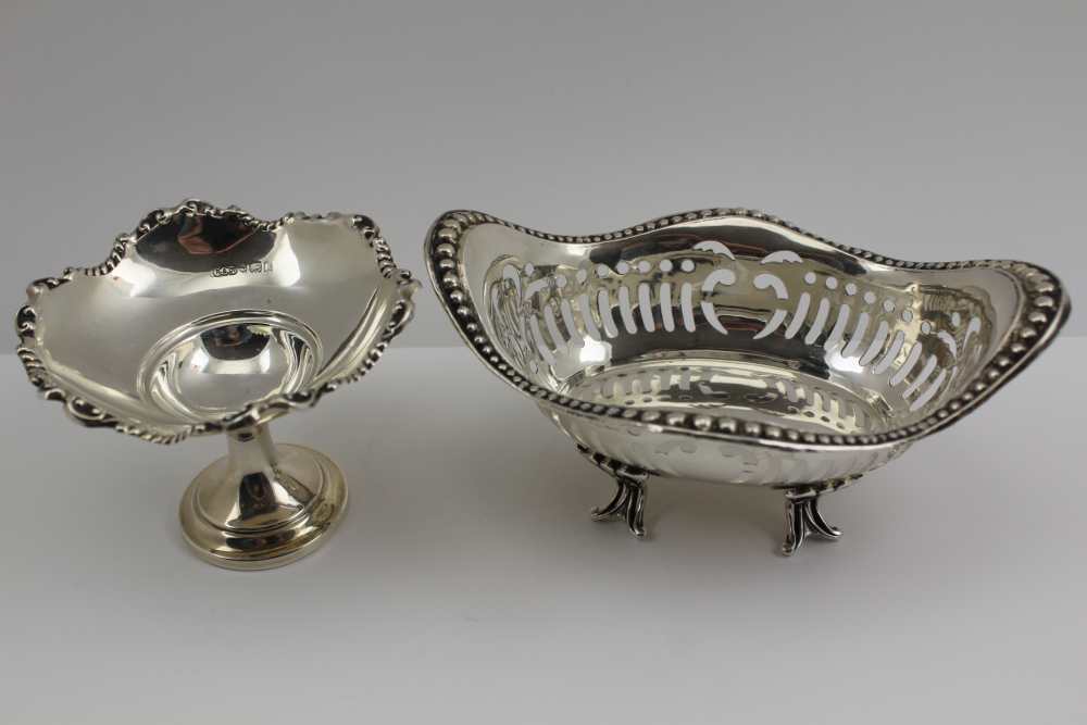 FENTON, RUSSELL & CO. LTD AN EDWARDIAN SILVER BONBON DISH, the beaded serpentine rim with pierced