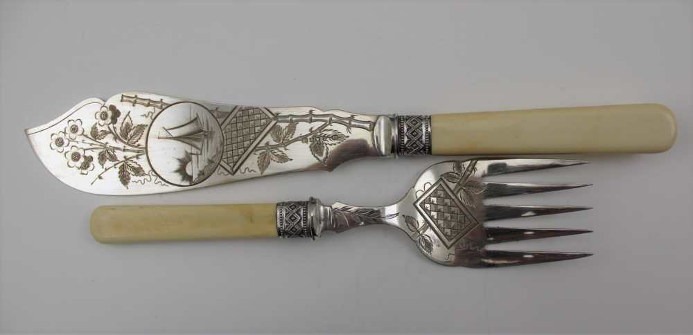 A PAIR OF EARLY 20TH CENTURY CASED FISH SERVERS, the plated blade engraved with Japonaise - Image 2 of 4