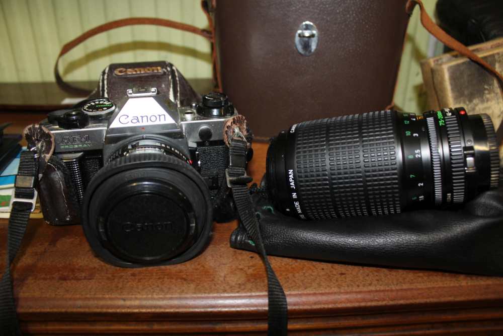 A SELECTION OF OPTICAL EQUIPMENT, to include; camera, binoculars etc. - Image 2 of 4