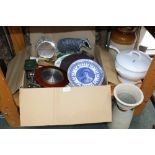 A BOX CONTAINING A SELECTION OF MIXED DOMESTIC ITEMS to include Robert Welch slate coasters and