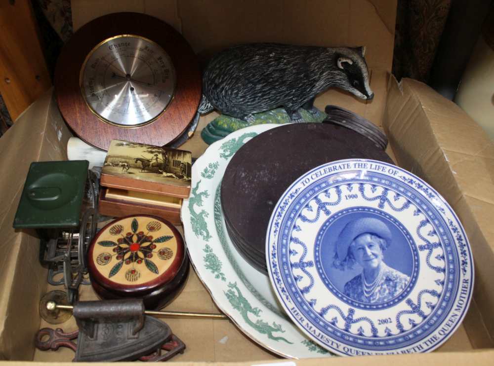 A BOX CONTAINING A SELECTION OF MIXED DOMESTIC ITEMS to include Robert Welch slate coasters and - Image 3 of 4