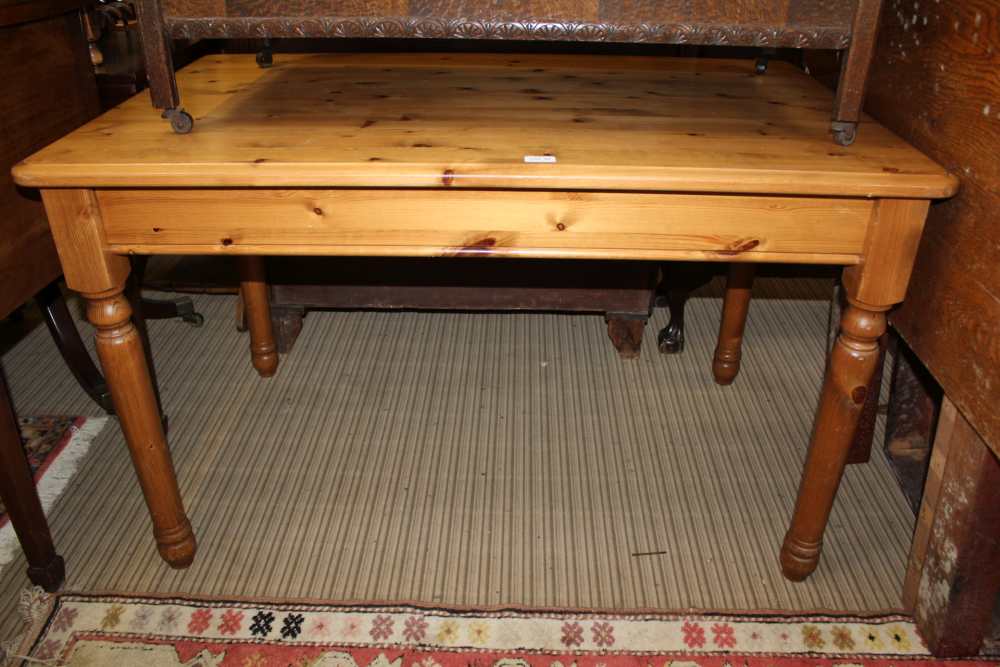 A MODERN PINE RECTANGULAR TOPPED COUNTRY KITCHEN TYPE TABLE