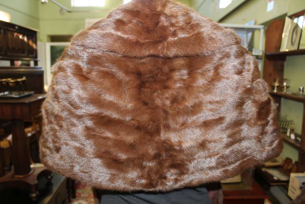 A LADY'S MINK SHOULDER WRAP together with a short jacket, one bearing the label 'Harrison's of - Image 5 of 6