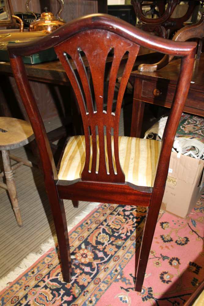 A REPRODUCTION SET OF EIGHT WHEATSHEAF BACK MAHOGANY COLOURED DINING CHAIRS, six singles, two - Image 3 of 4