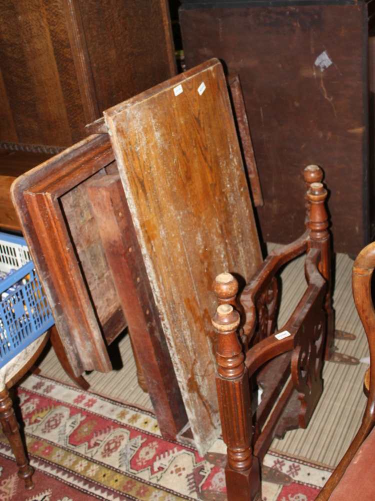 A LATE 19TH / EARLY 20TH CENTURY OAK EXTENDING DINING TABLE, four reeded blocked legs, and pierced