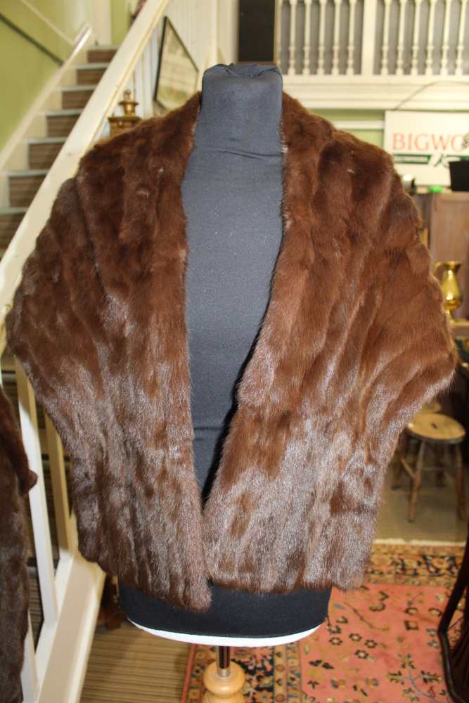 A LADY'S MINK SHOULDER WRAP together with a short jacket, one bearing the label 'Harrison's of - Image 4 of 6