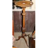 A REPRODUCTION MAHOGANY FINISHED SAUCER TOPPED TORCHERE