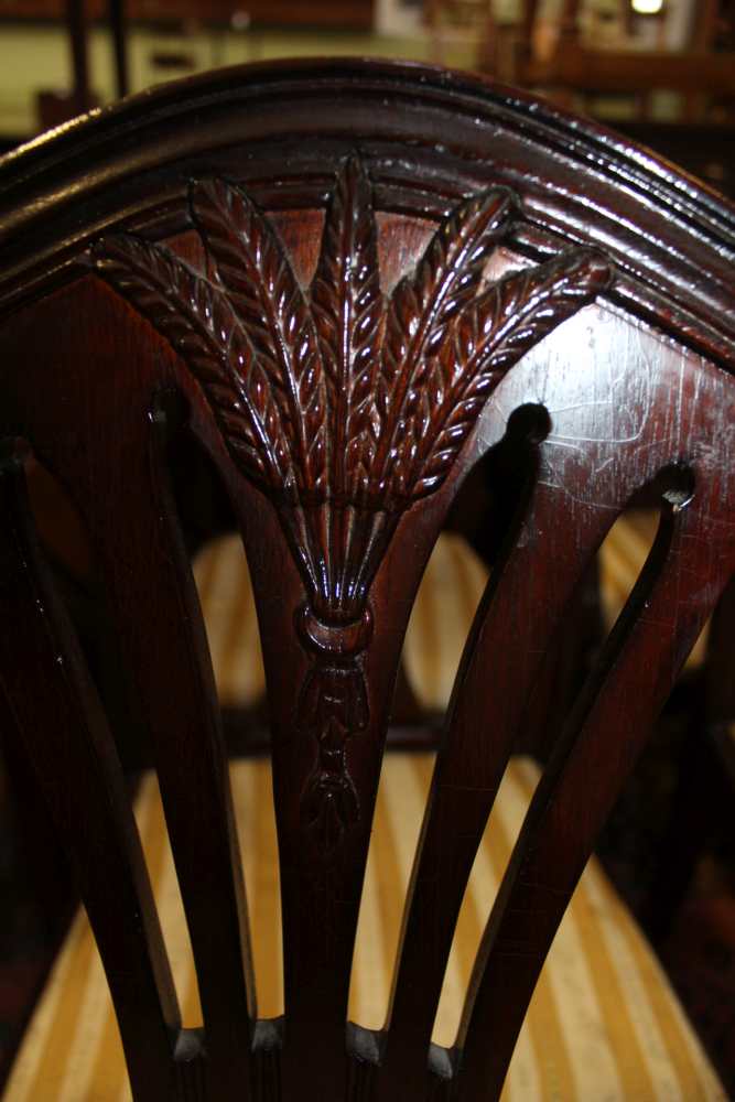 A REPRODUCTION SET OF EIGHT WHEATSHEAF BACK MAHOGANY COLOURED DINING CHAIRS, six singles, two - Image 4 of 4