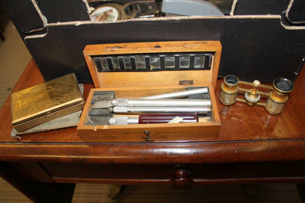A BOX CONTAINING A SELECTION OF GENTLEMEN'S STYLE COLLECTABLES to include, boxed tools, pens etc. - Image 2 of 2