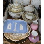 A BOX CONTAINING A SELECTION OF DOMESTIC CHINA WARES, to include rectangular Wedgwood tray, a
