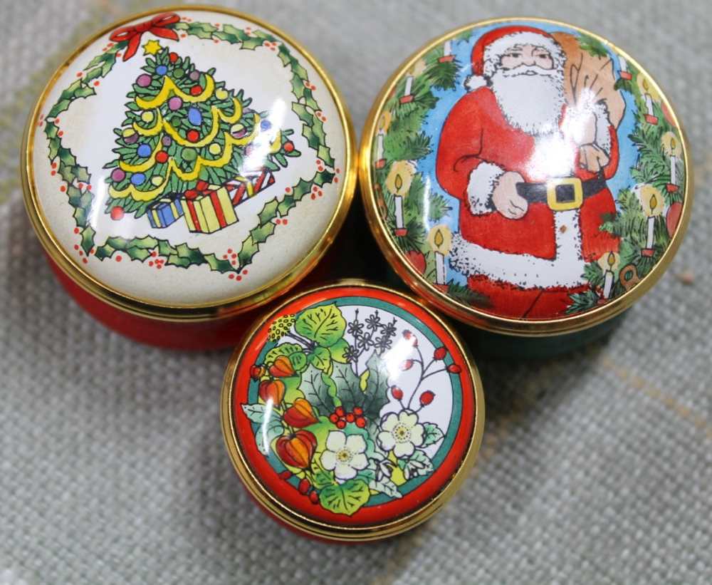 A COLLECTION OF ENGLISH ENAMELLED LIDDED POTS - Image 8 of 8