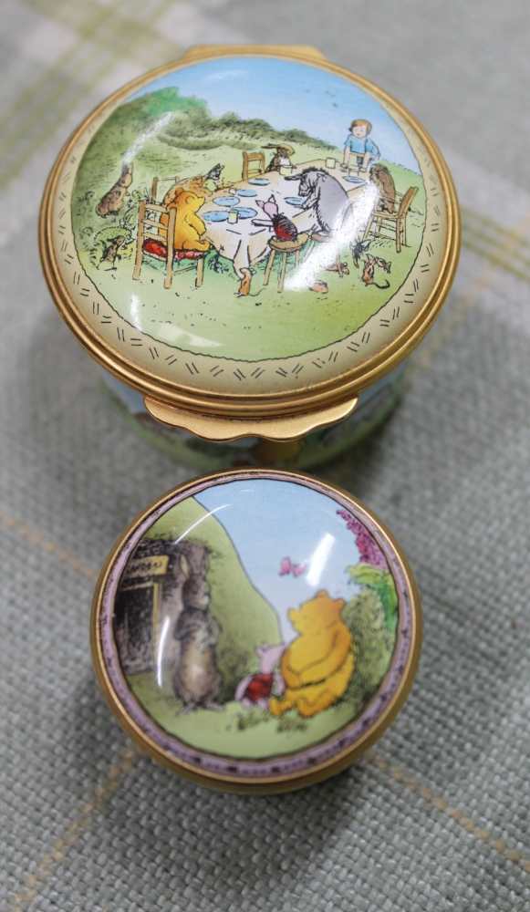 A COLLECTION OF ENGLISH ENAMELLED LIDDED POTS - Image 7 of 8