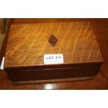 A SMALL OAK BOX CONTAINING A SMALL SELECTION OF COSTUME JEWELLERY