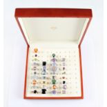 A lot of 34 gemstone set rings, to include sapphire, topaz, quartz, tanzanite, amethyst, fluorite,