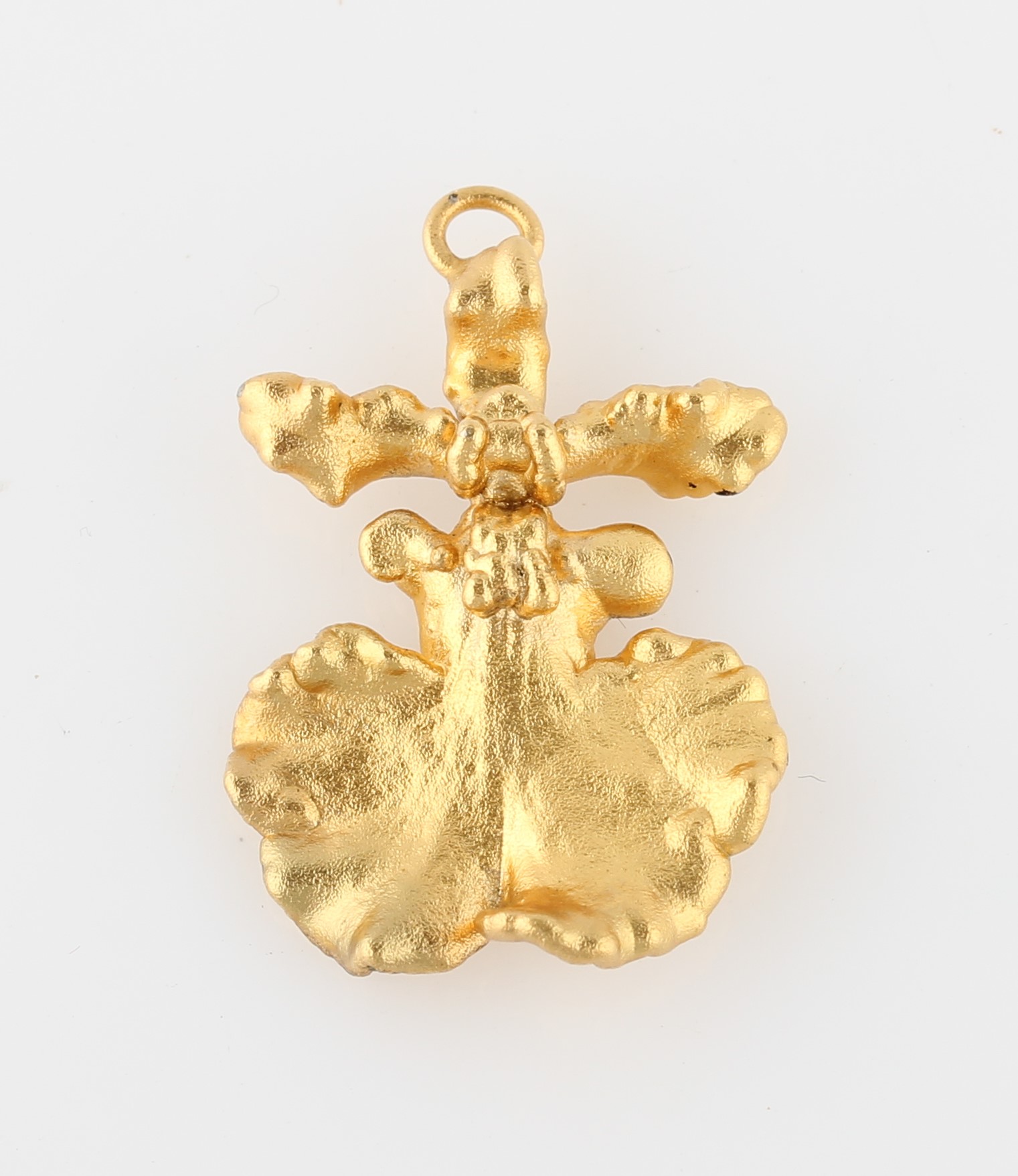 An orchid design pendant, stamped 22K with character marks, length approx. 3cm.