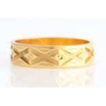 A hallmarked 22ct yellow gold geometric design wedding band.