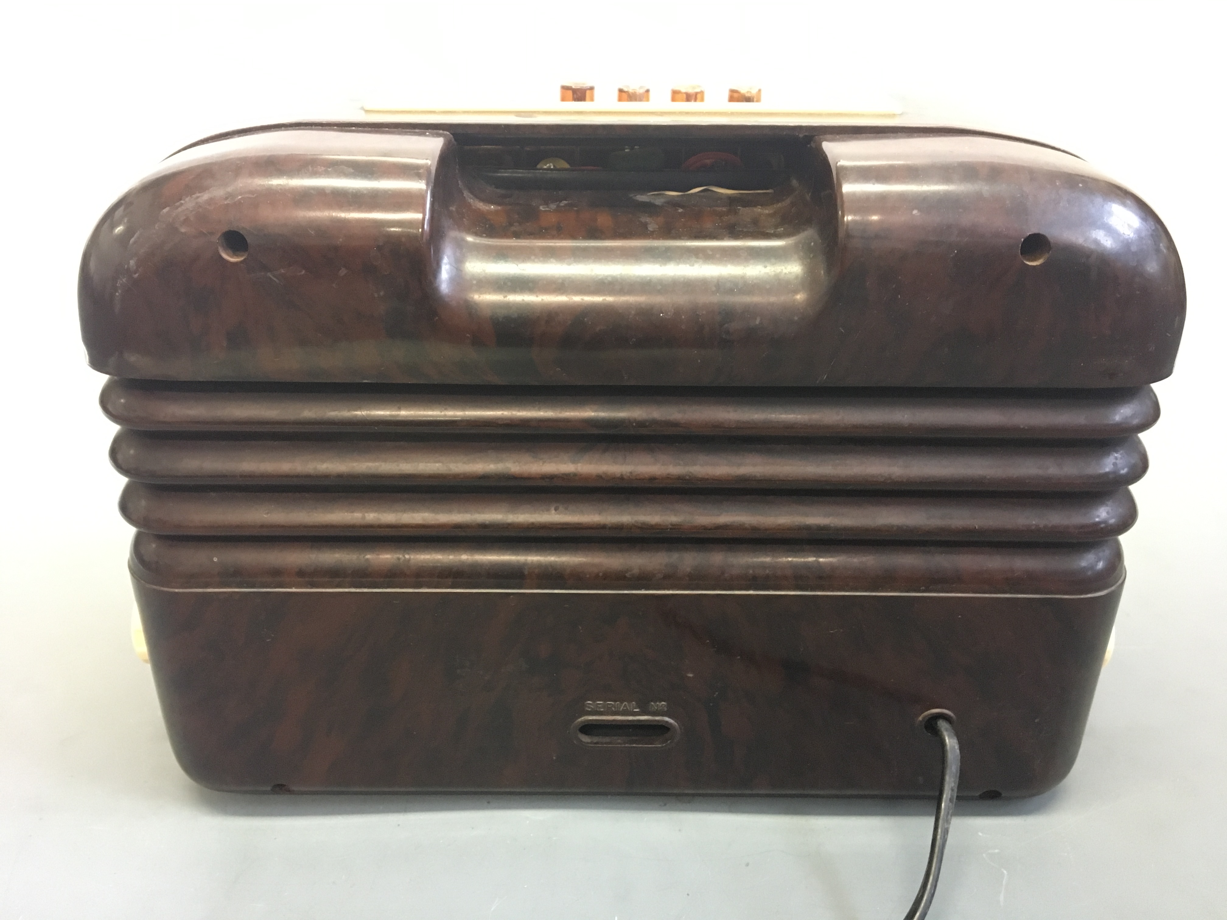 A Bush type DAC 10 brown Bakelite radio. IMPORTANT: Online viewing and bidding only. No in person - Image 5 of 8