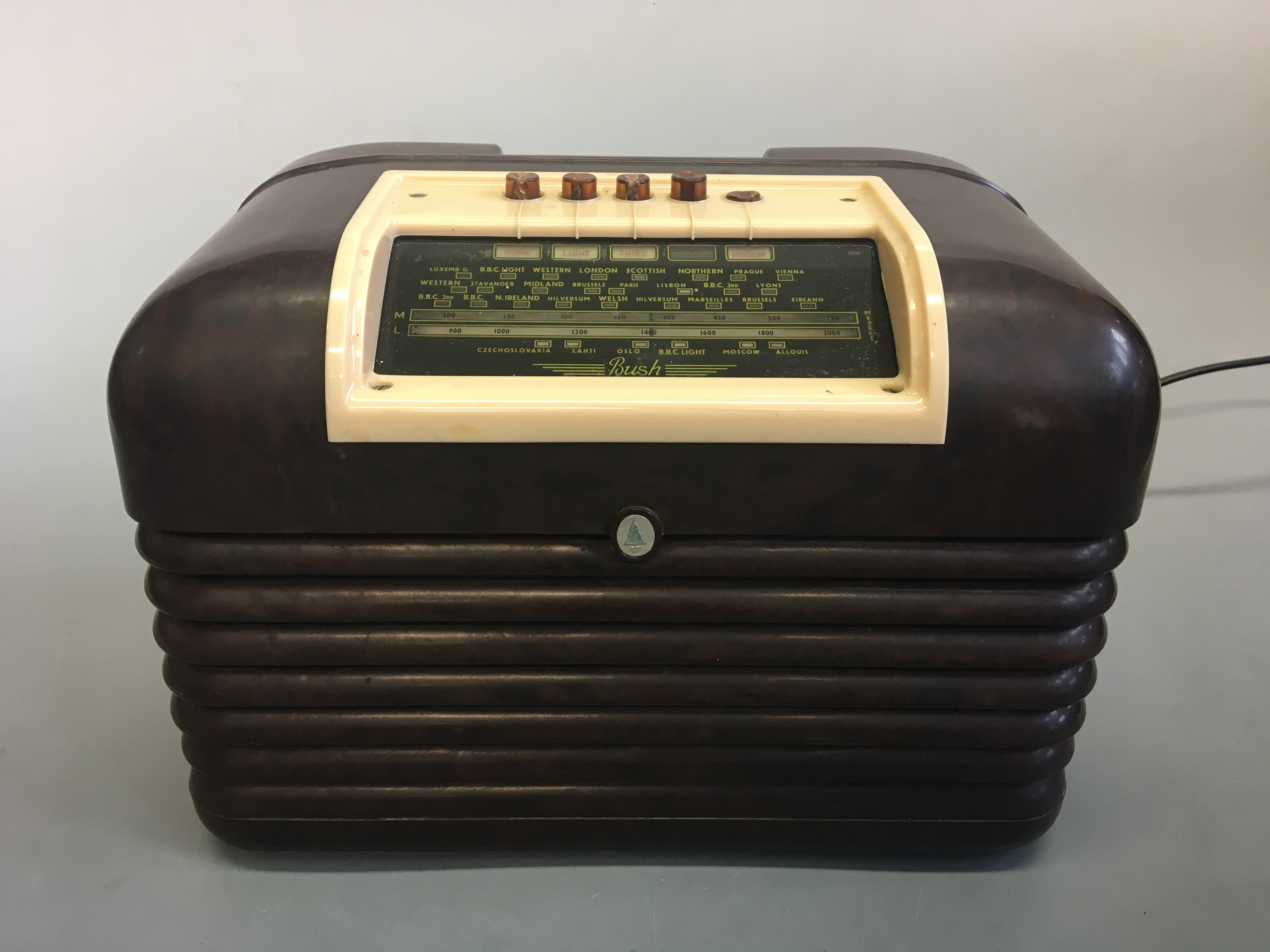 A Bush type DAC 10 brown Bakelite radio. IMPORTANT: Online viewing and bidding only. No in person