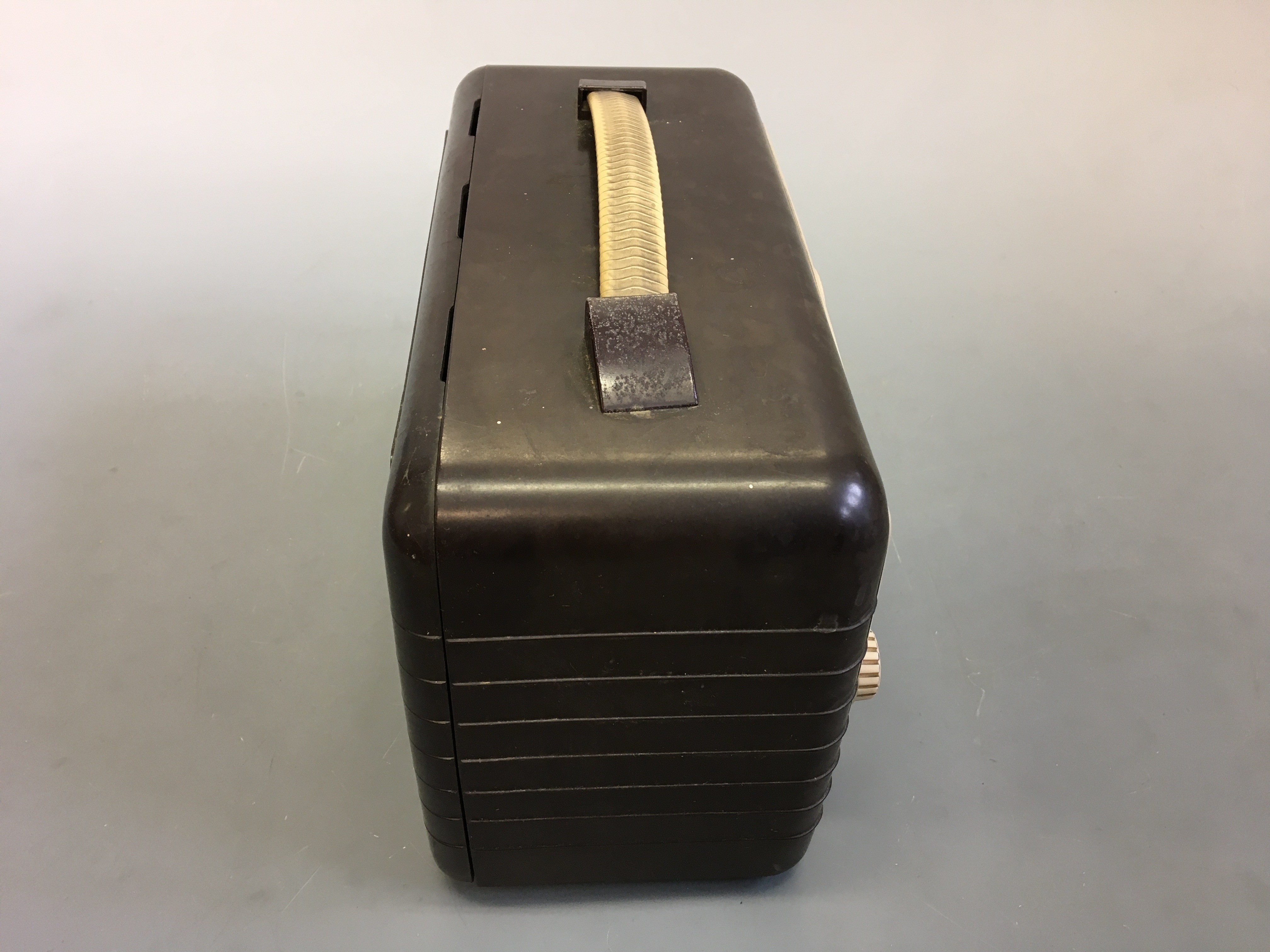 An Ultra Twin cream and brown Bakelite radio. IMPORTANT: Online viewing and bidding only. No in - Image 2 of 4