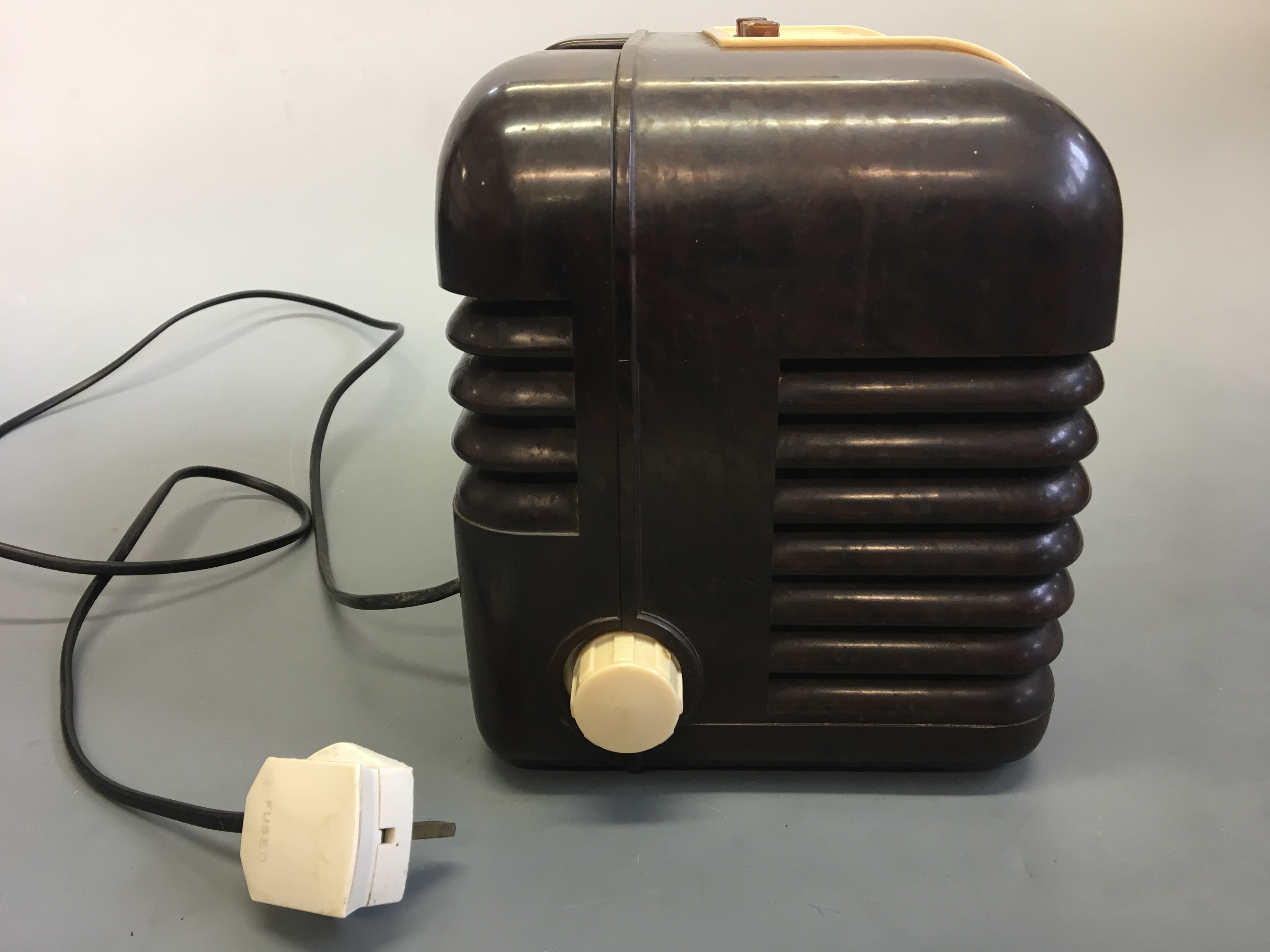 A Bush type DAC 10 brown Bakelite radio. IMPORTANT: Online viewing and bidding only. No in person - Image 4 of 8